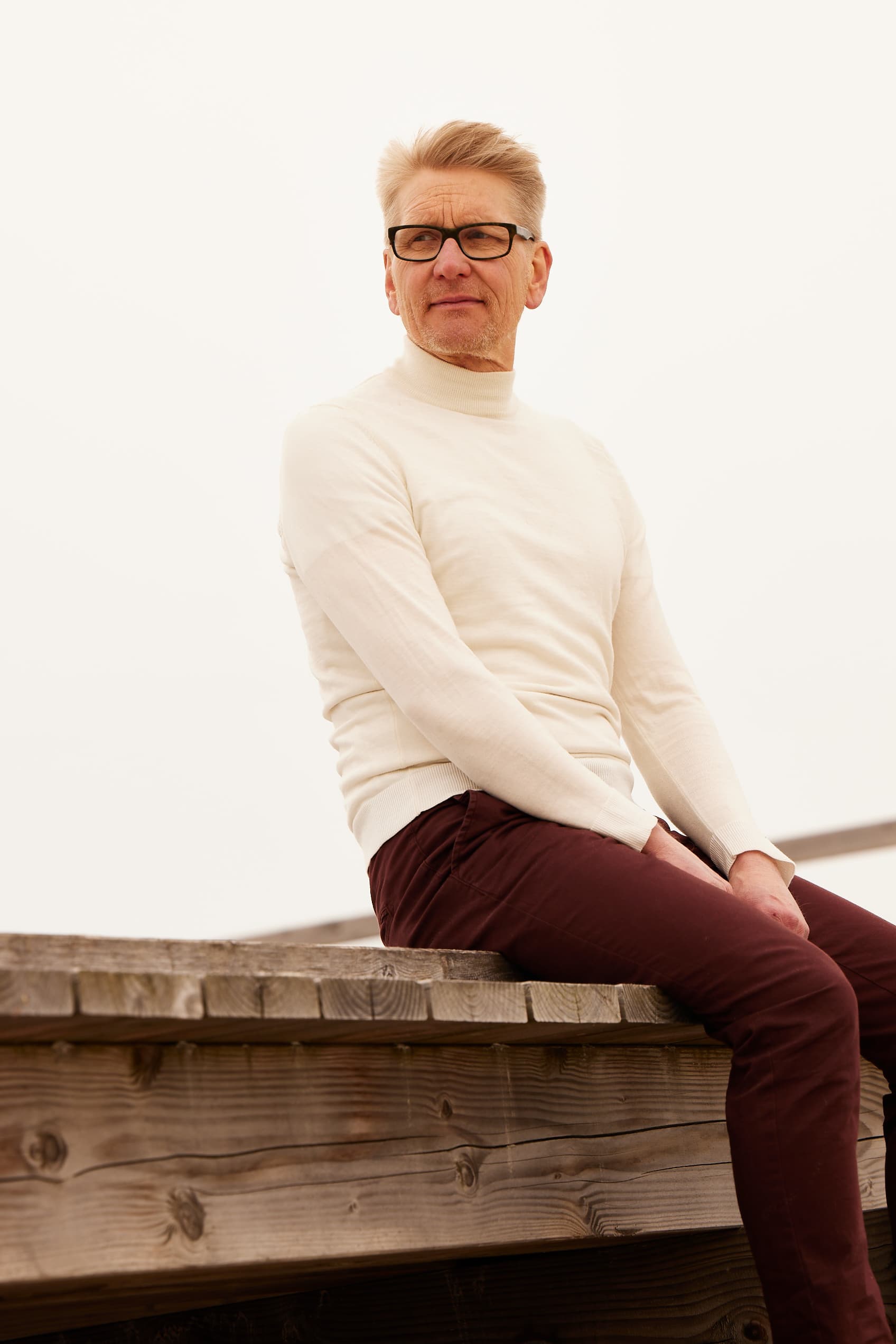 Ein Bild von Gründer und Therapeut Andreas Woltemath, der an einem Geländer lehnt und in die Fern schaut.