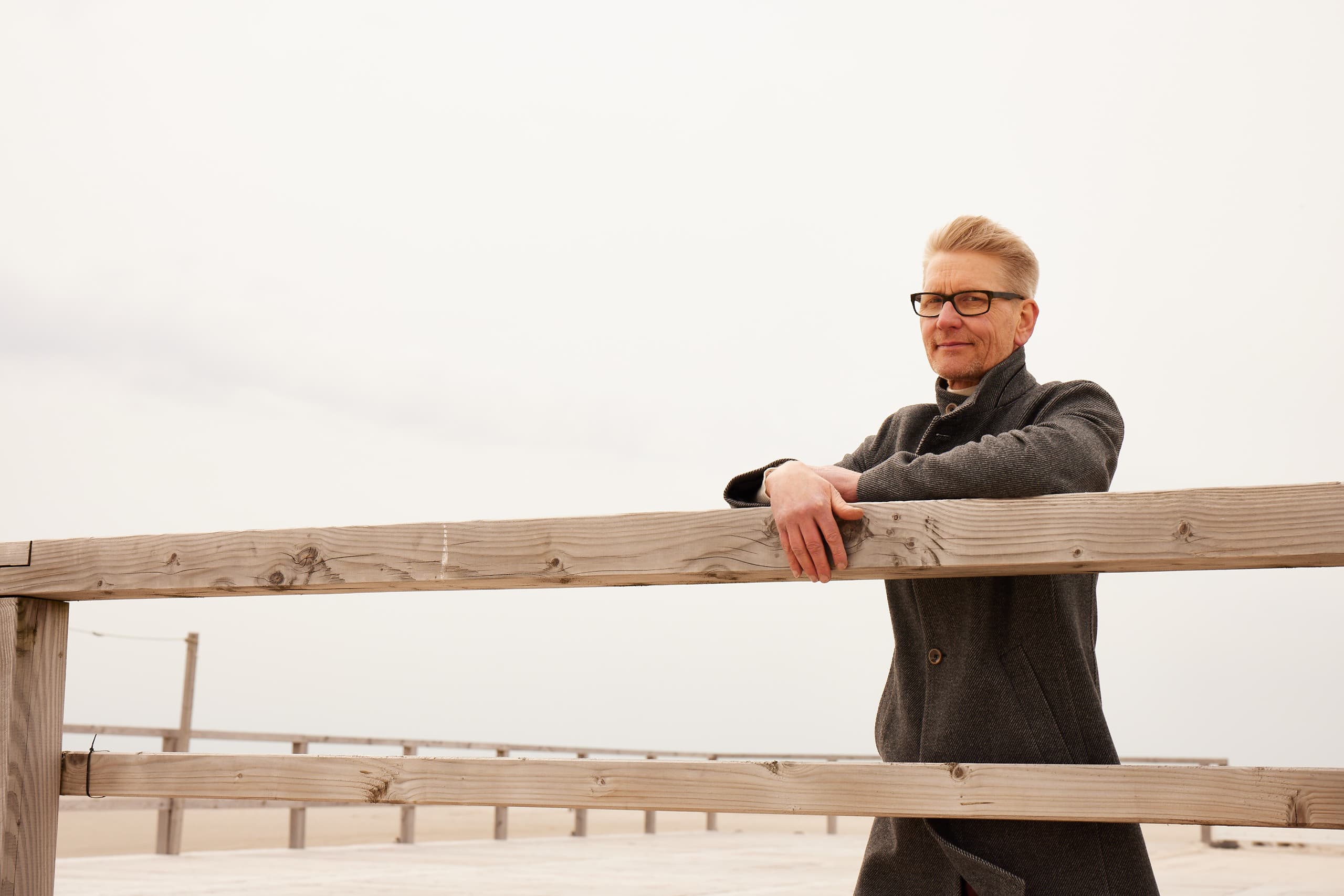 Ein Bild von Gründer und Therapeut Andreas Woltemath, der an einem Geländer lehnt und in die Fern schaut.